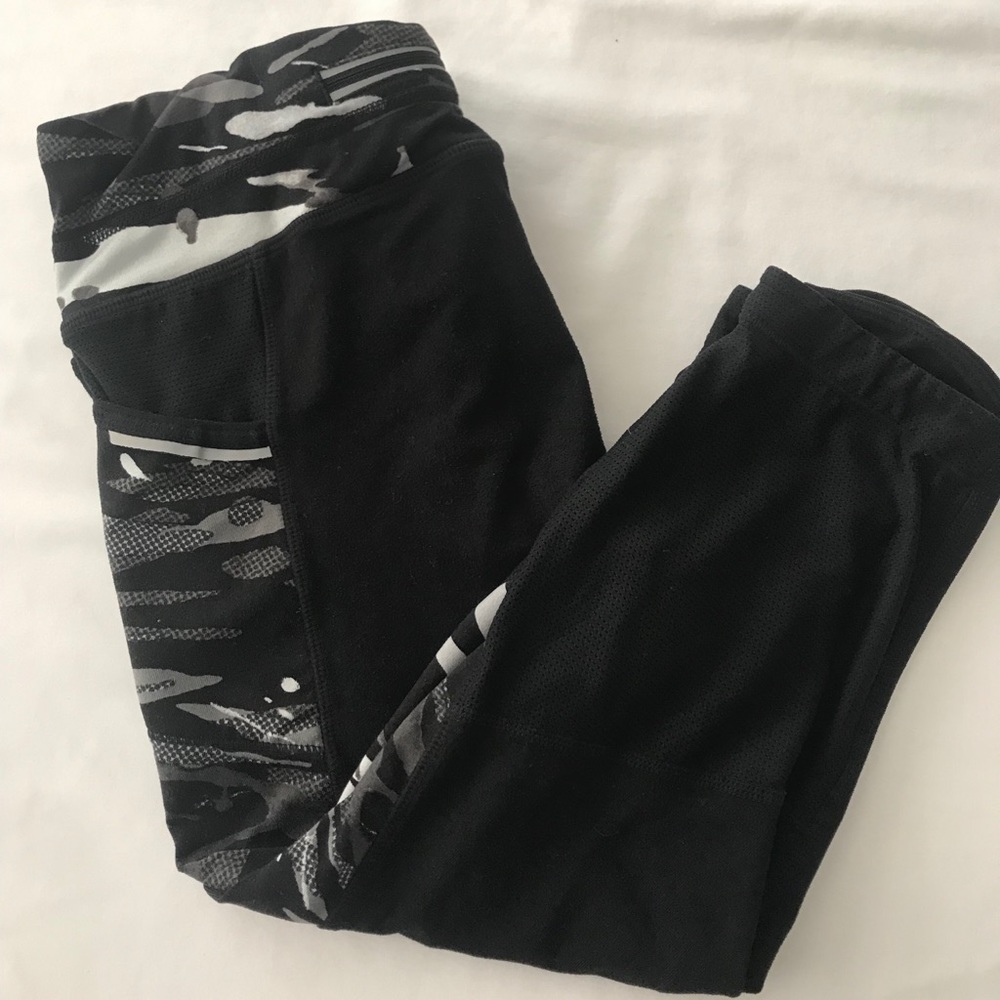 Athleta Camo Dobby Be Free Knicker Workout Capri